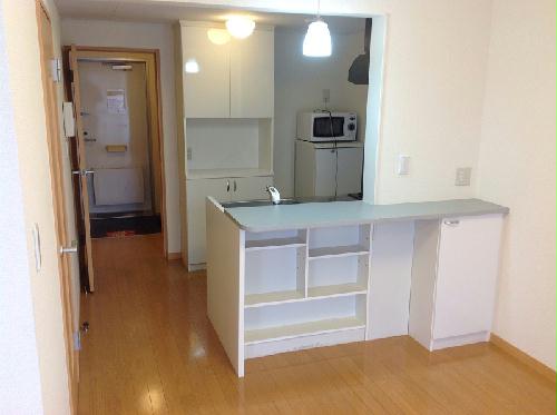 玄関　カウンターキッチン仕様のリビング。エアコンも２基あります。