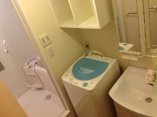 収納　独立洗面台。浴室は追炊き機能付きで快適なお風呂タイムです。