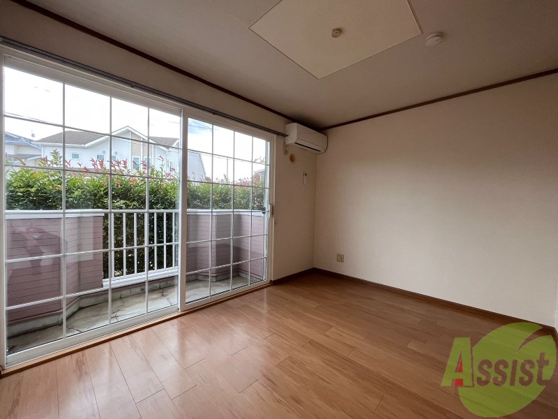 居室・リビング　南向きの大きめの窓から日差しがたっぷり入る明るいお部屋です。