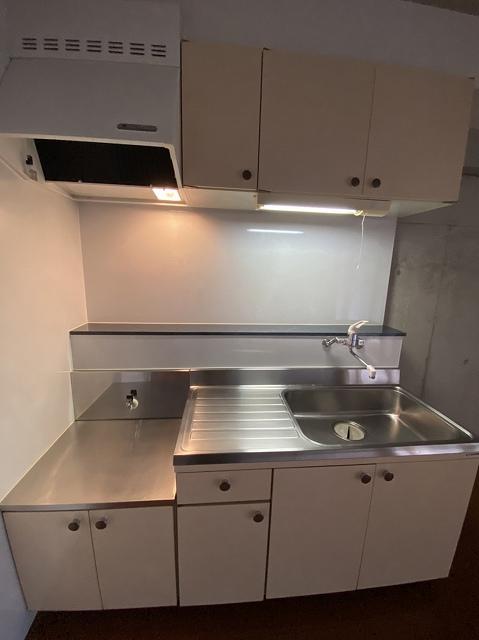 キッチン　※写真は別号室のものですので現状優先とさせていただきます