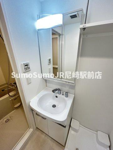 洗面設備　明るい洗面所です