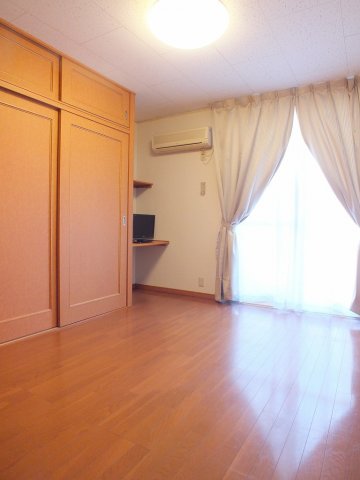 居室・リビング　同タイプ洋室：机、椅子2脚付き（机は折りたためます）