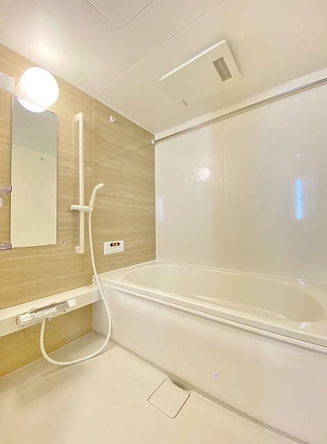 バス・シャワールーム　特大サイズのバス（浴室乾燥・追いだき機能付き）