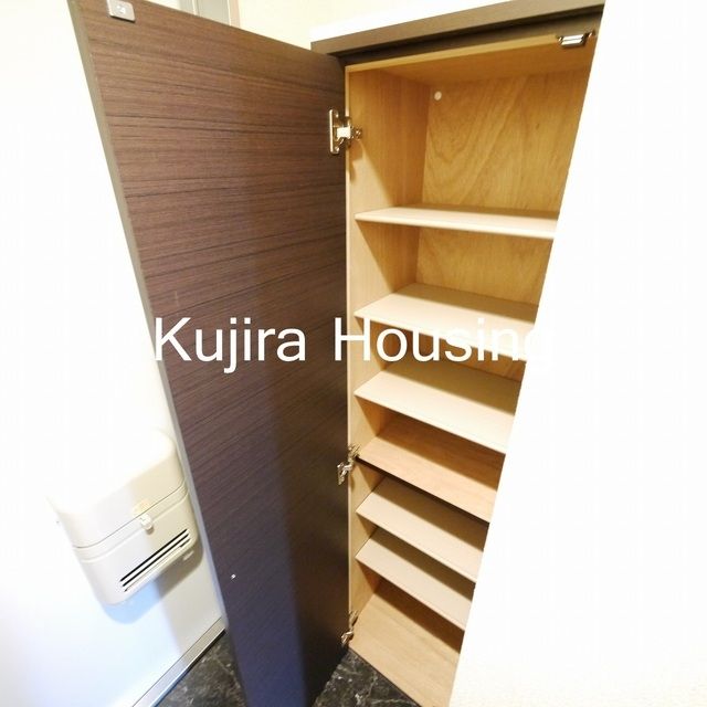 玄関　★下駄箱完備★