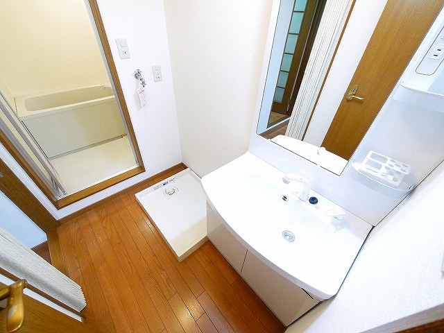 洗面設備　明るい洗面所です