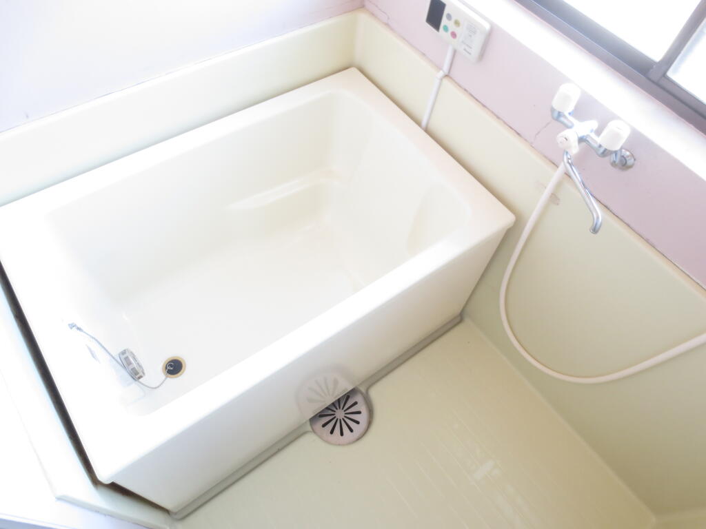 バス・シャワールーム　追焚き付きバス・窓付き