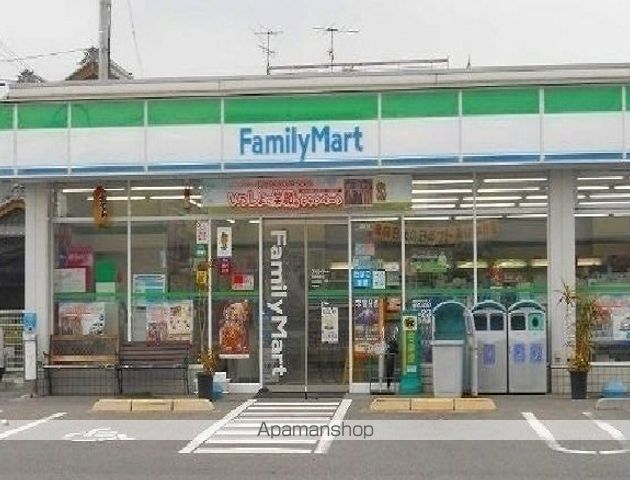 コンビニ　ファミリーマート（コンビニ）まで300m