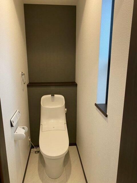 トイレ　落ち着いた色調のトイレです