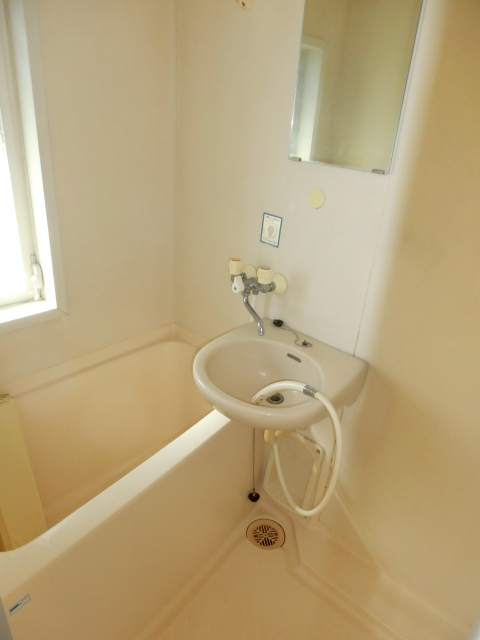 バス・シャワールーム　清潔感のあるバスルーム。（※参考写真）