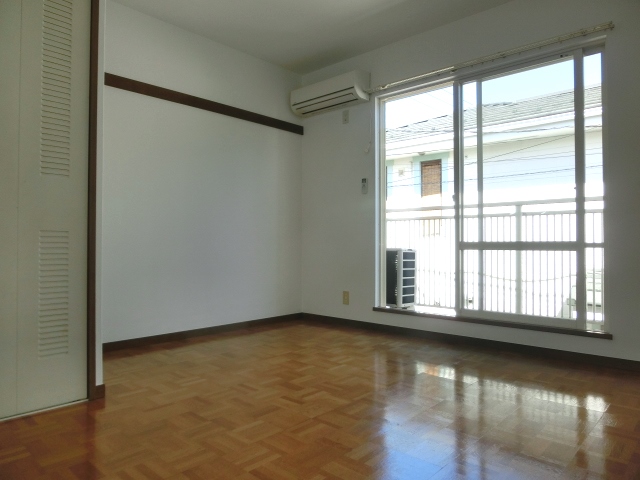 居室・リビング　東向きの明るい居室スペース。（※参考写真）