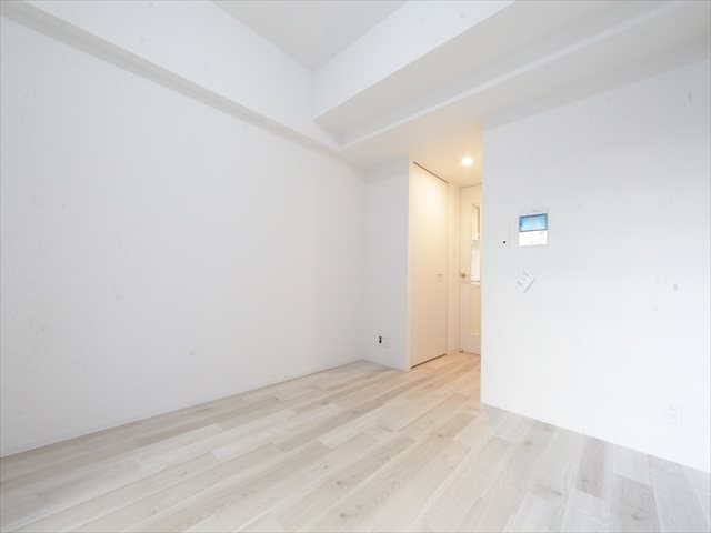 居室・リビング　洋室7.6帖　エアコン付　収納充実　バルコニーに面しています