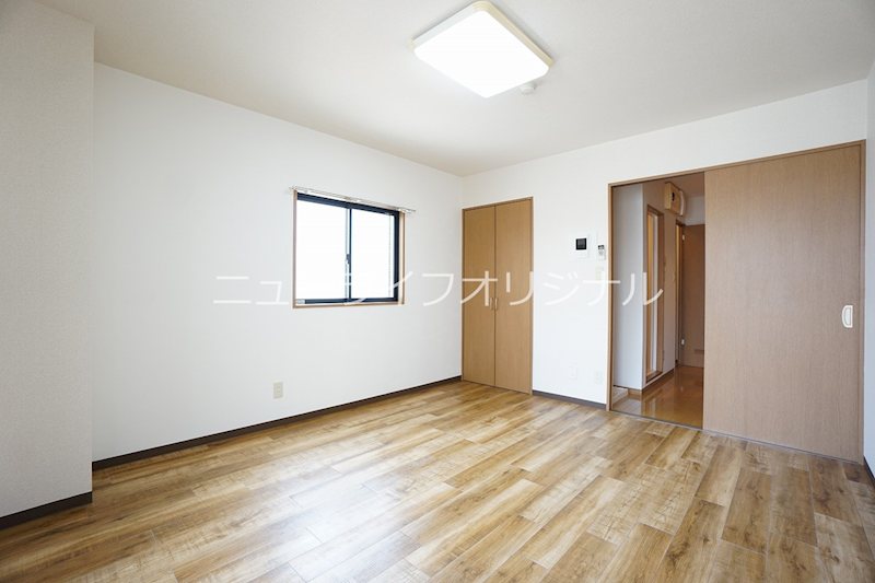 その他部屋・スペース　洋室別アングル　収納スペースもございます☆