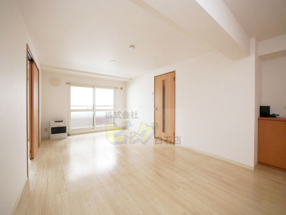 居室・リビング　１５帖を超える広さのリビングです♪