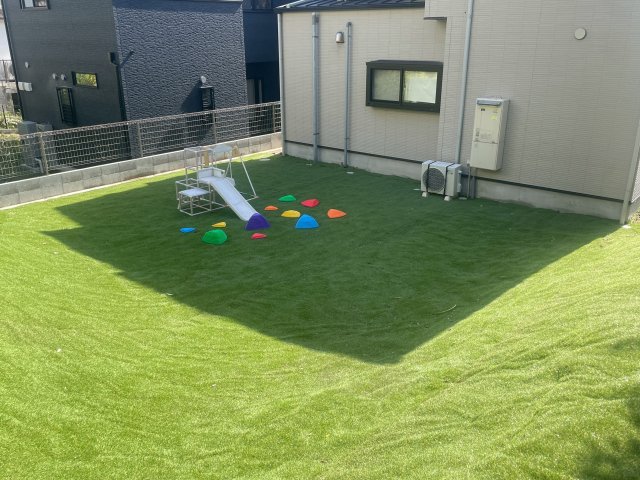 庭　約70平米の人工芝の裏庭です。遊具は付属しておりません。