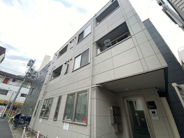 建物外観　３階建ての賃貸マンション