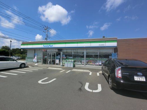 コンビニ　ファミリーマート　八街三角地店（コンビニ）まで983m