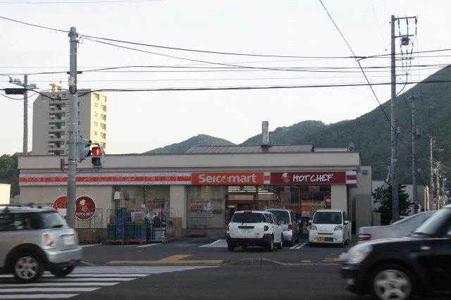 コンビニ　セイコーマート美園10条店（コンビニ）まで120m