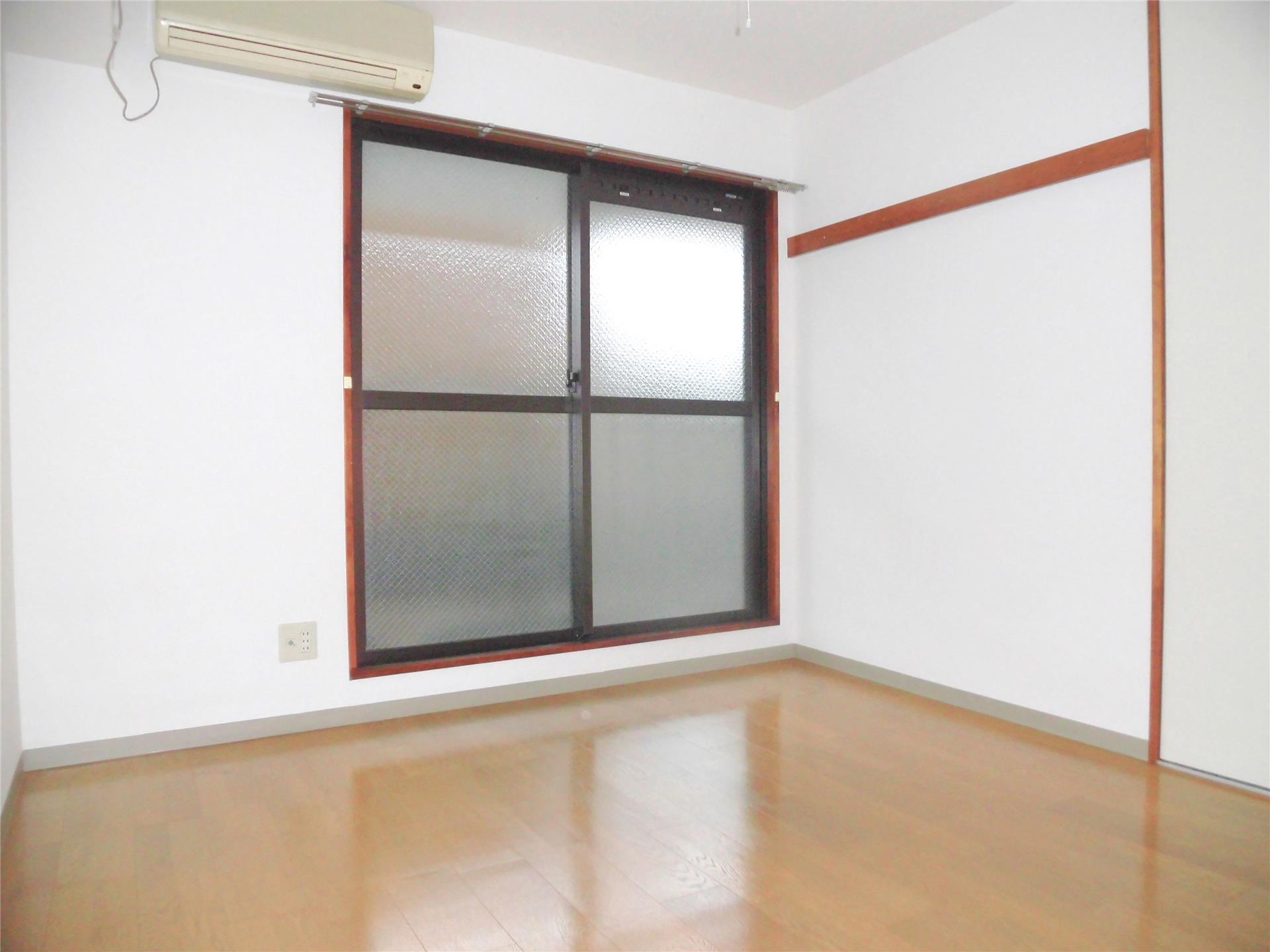 居室・リビング　照明やエアコン設置のある洋室６帖♪