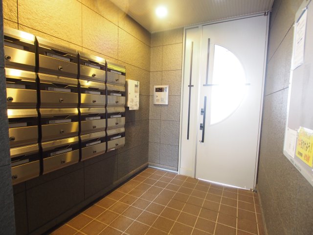 エントランス　オートロック完備でセキュリティ面も安心。