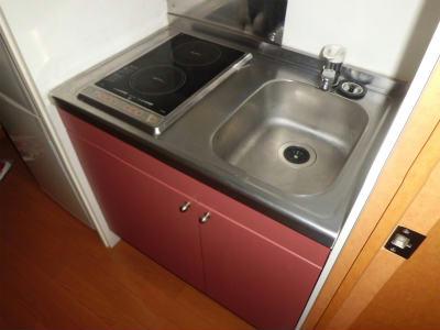 キッチン　電気コンロ付の台所流し台。