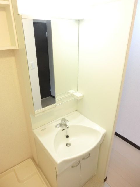 洗面設備　忙しい朝に活躍する独立洗面台です