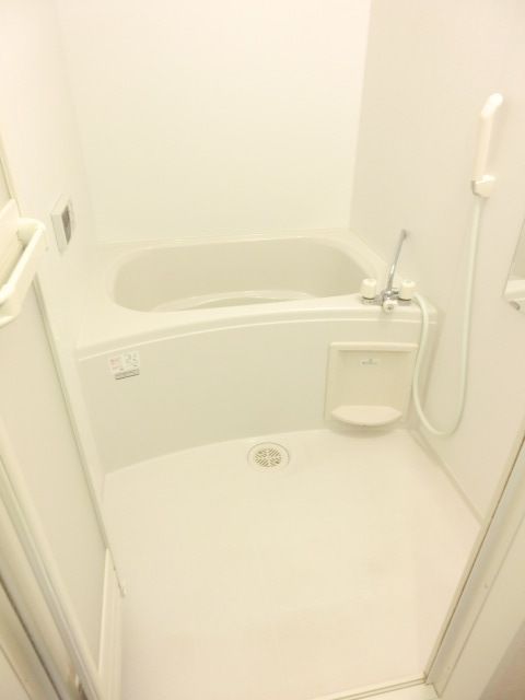 バス・シャワールーム　清潔感のあるバスルームです