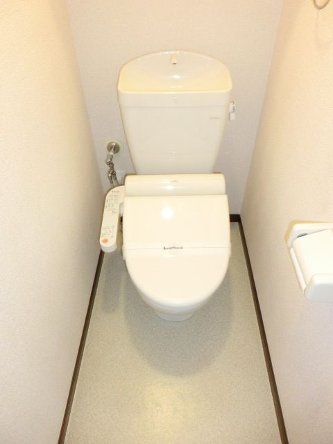 トイレ　温水洗浄便座付きです