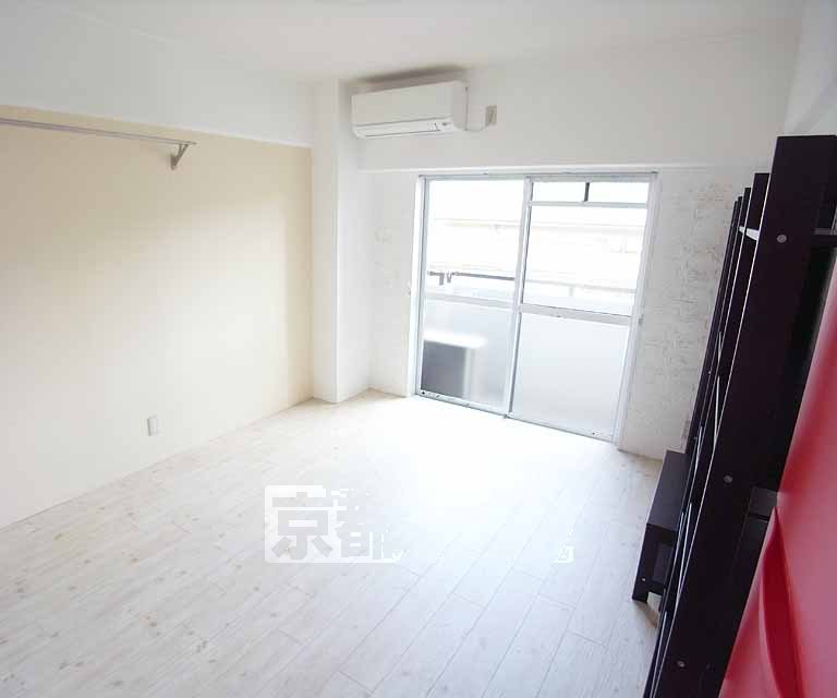 居室・リビング　７．８帖の洋室です。お洒落な家具付ですよ。