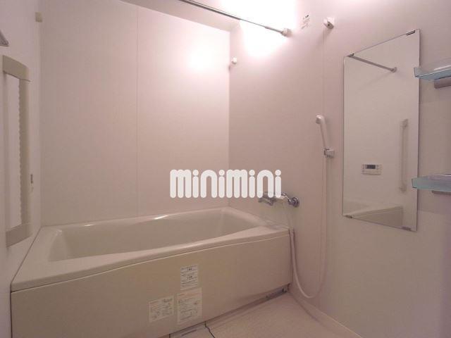 バス・シャワールーム　鏡あり、ゆったりとできる浴槽です。