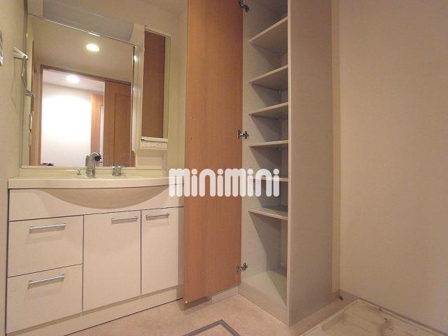 洗面設備　洗面化粧台、収納ありの脱衣所。