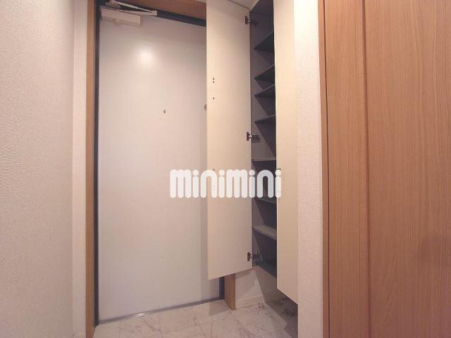 玄関　玄関入って左手に下駄箱があります。