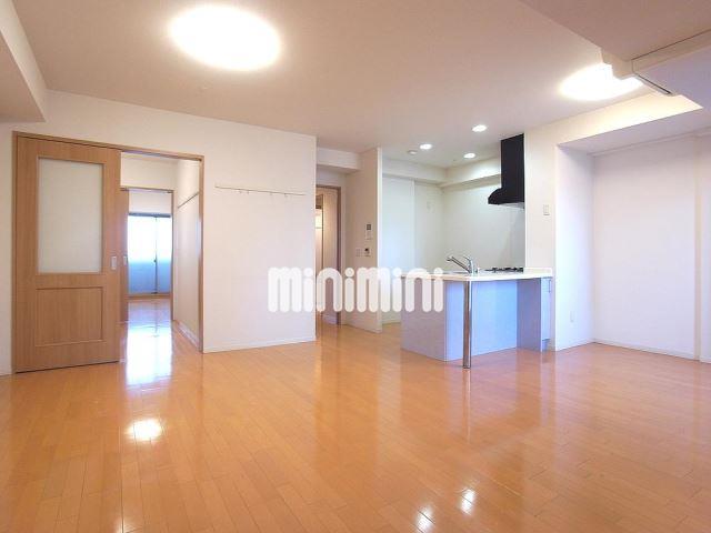 居室・リビング　天井高く、開放的な空間です。