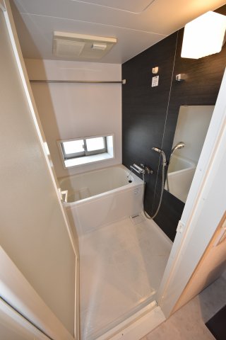 バス・シャワールーム　コンパクトで使いやすいお風呂です