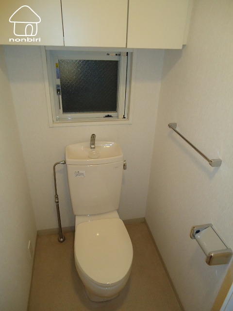 トイレ　トイレも窓付き（違うお部屋です）