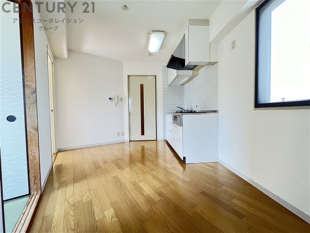 居室・リビング　床色が落ち着いた色合いで綺麗です♪