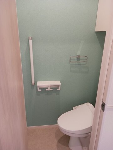 トイレ　落ち着いた色調のトイレです