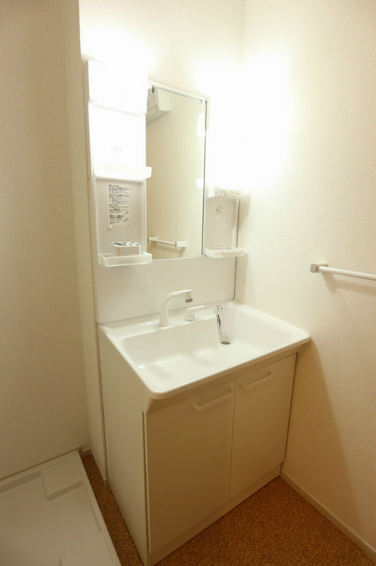 洗面設備　写真は同型シリーズです。