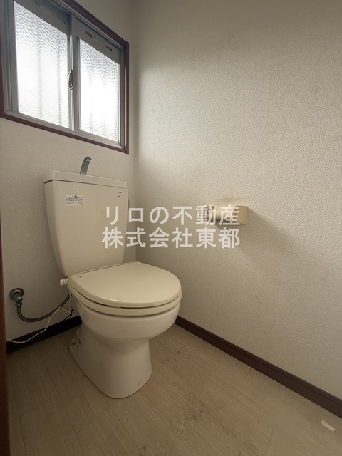 トイレ　窓があるので、換気バッチリです☆
