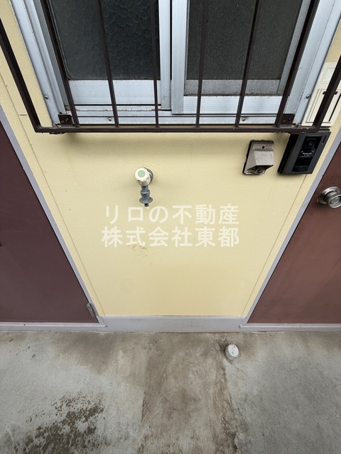 その他　洗濯機置場は振動が気にならない外置きタイプ！