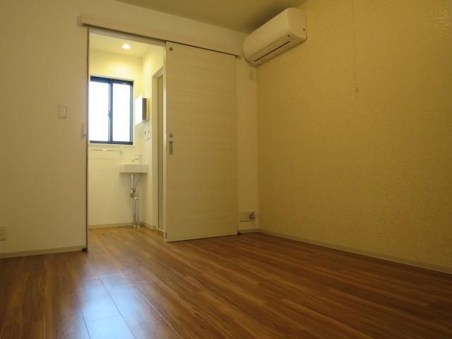 居室・リビング　綺麗でシンプルなお部屋です
