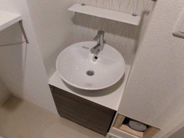洗面設備　独立洗面台なので忙しい朝も広々と使えますね