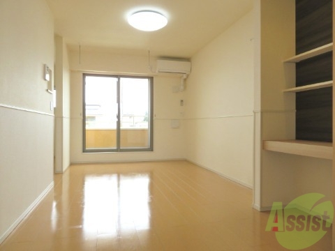 居室・リビング　リビングは８帖ほどの南向きのお部屋で、日当たり良好です