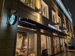 飲食店　スターバックスコーヒー白金高輪店（飲食店）まで611m
