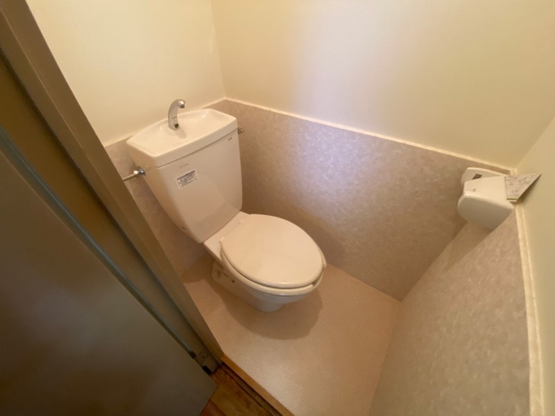 トイレ　こちらはトイレです。清潔感があり、安心して使用できます。