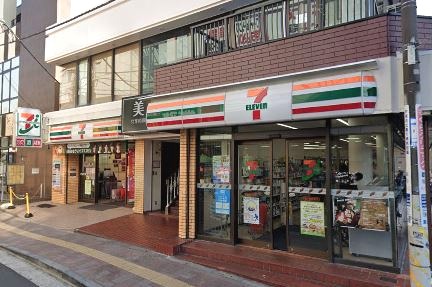 コンビニ　セブンイレブン（コンビニ）まで558m