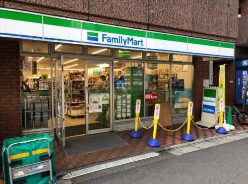 コンビニ　ファミリーマート 都立大学駅西店（コンビニ）まで277m