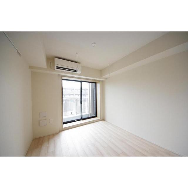 居室・リビング　同タイプ別部屋の写真となります・面材床材の色が相違しておりま