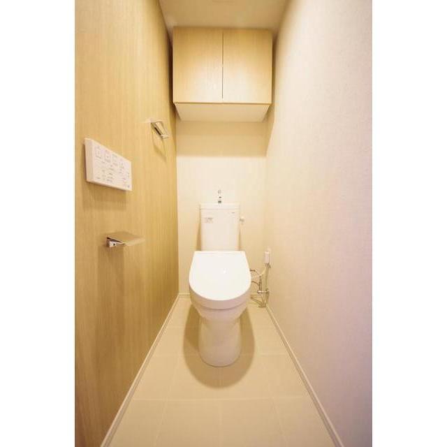 トイレ　同タイプ別部屋の写真となります・面材床材の色が相違しておりま