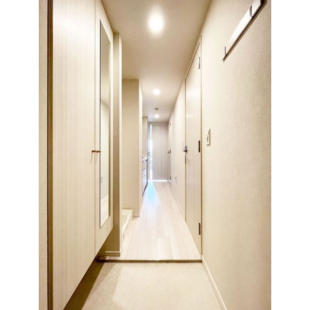 玄関　同タイプ別部屋の写真となります・面材床材の色が相違しておりま