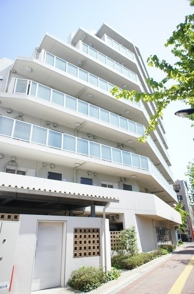 建物外観　鉄筋コンクリート造のがっちりとした建物。